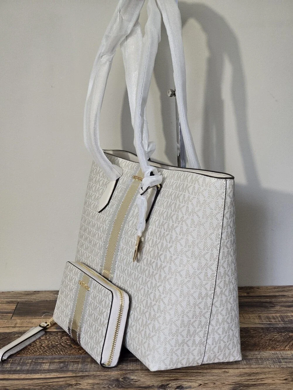 Michael Kors Sheila Large Mettalic Tote And Wallet Set